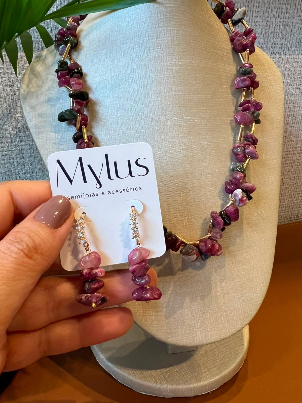 Conjunto Turmalina Natural em Cascalho, colar e brincos banhados em Ouro 18K — imagem 2