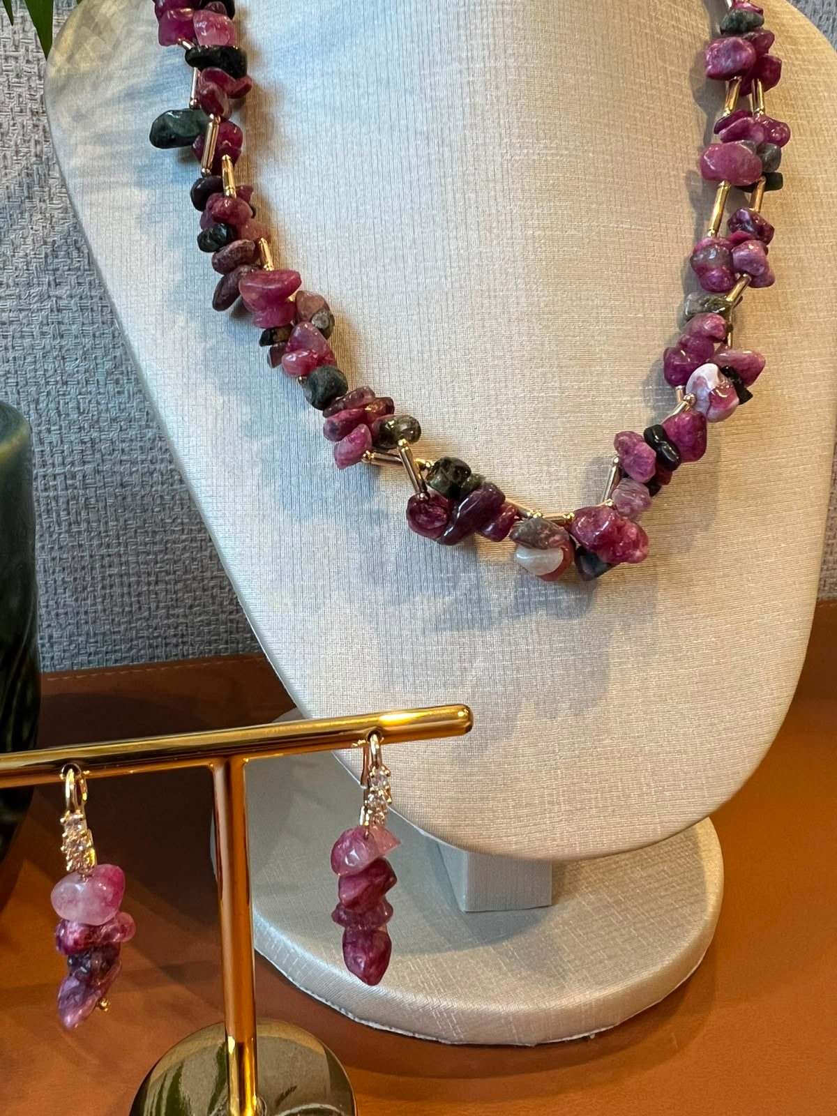 Conjunto Turmalina Natural em Cascalho, colar e brincos banhados em Ouro 18K — imagem 3